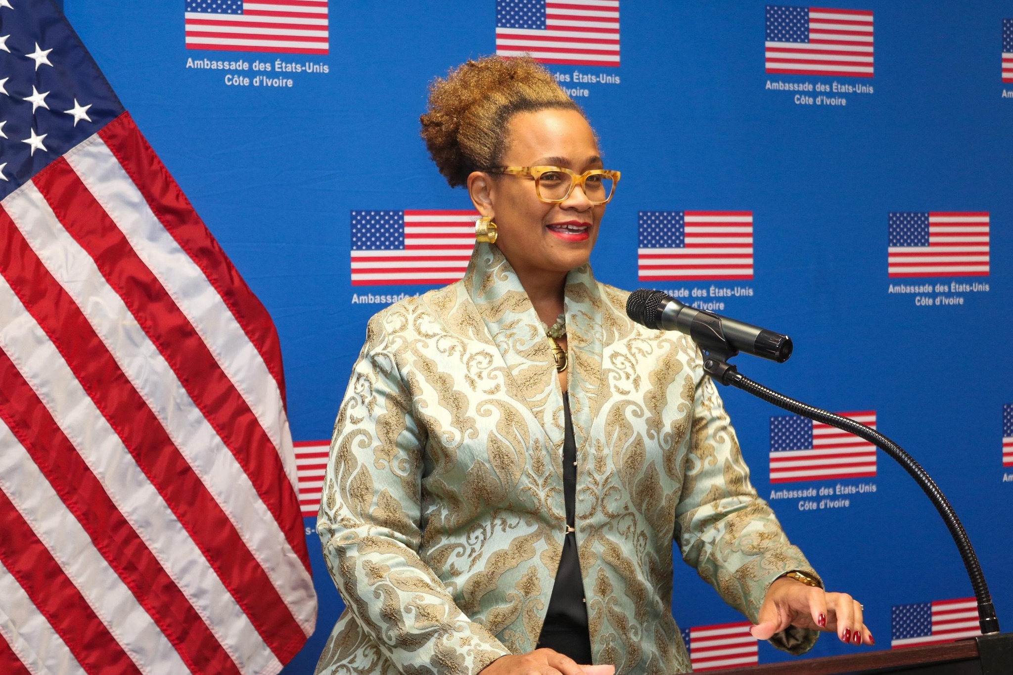 U.S. Ambassador Jessica Davis Ba Hosts Roundtable with Ivorian Journalists on U.S. Elections