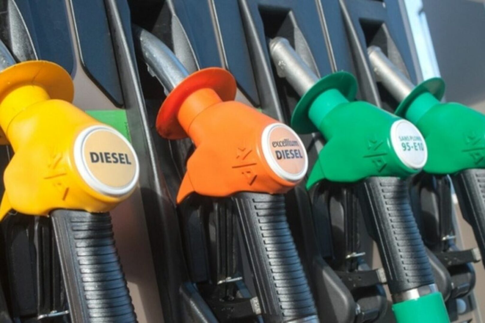 Nigeria suspends petrol import licenses to boost local production